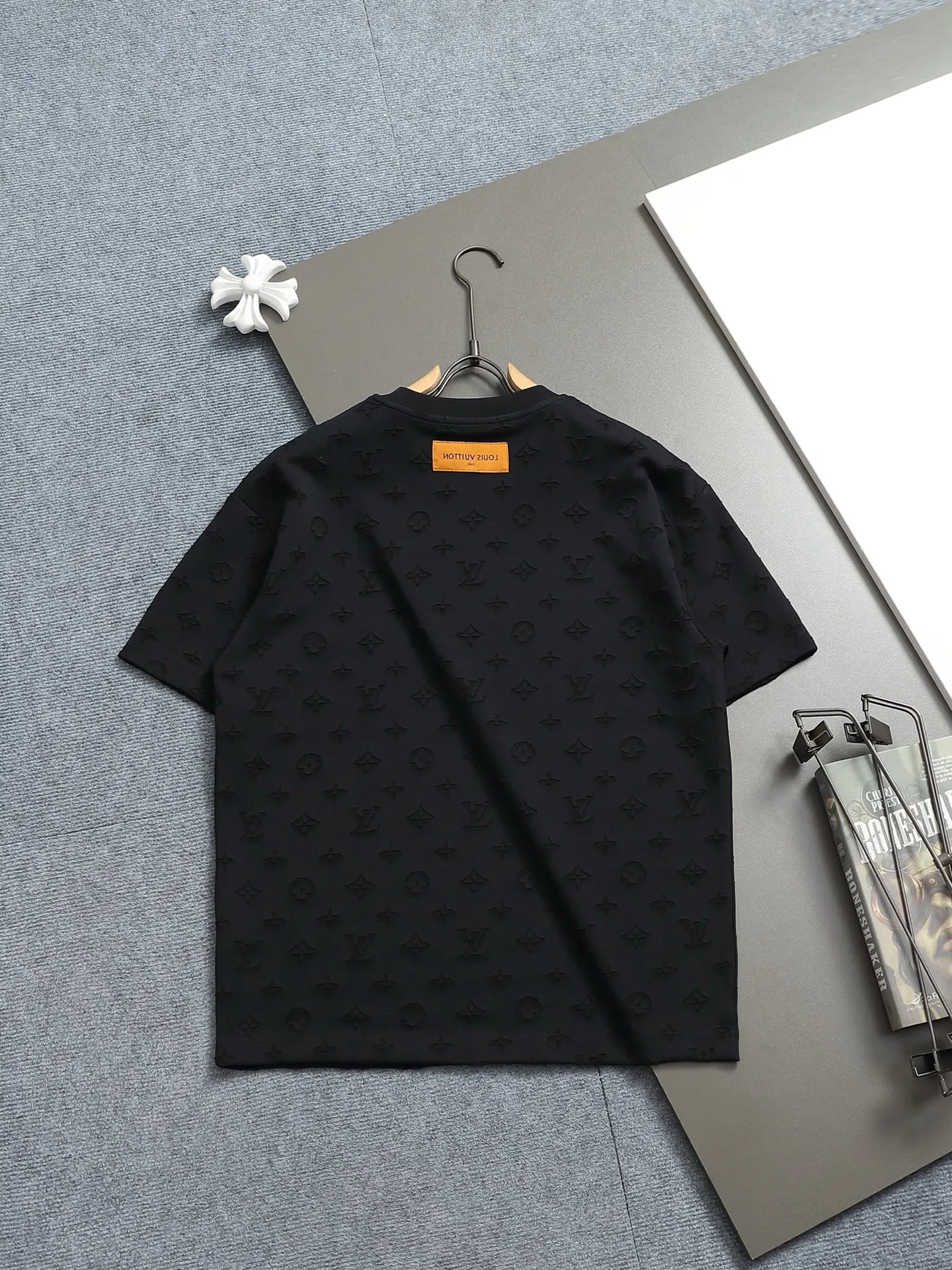 🅿️220 Louis Vuitton/Louis Vuitton Sweater jacquard towel embroidery The large logo is exquisitely upgraded, inspired by the retro embroidery of the 1980s. The original fabric is the same as the official short-sleeved T-shirt. The fabric is dyed in the same vat. It feels very comfortable. The latest brick cabinet synchronization for spring and summer. Fashionable and personalized. Super versatile and good-looking. It is very suitable for both men and women. A must-have for everyone. Hang tag. Collar label. Washed wheat. Complete with three labels. Color: black white. Size: S M L XL